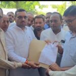 गोंडा: बालपुर शाखा मैनेजर के खिलाफ ग्रामीण सफाई कर्मचारियों का जोरदार धरना, कई मांगों के साथ ज्ञापन सौंपा