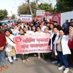 नर्सिंग अधिकारियों ने बुद्धपार्क में दिया धरना, वर्षवार भर्ती कराने समेत अन्य मांगों के लिए निकाली रैली