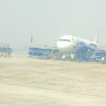 दिल्ली से बागडोगरा जा रही इंडिगो फ्लाइट में बम की धमकी: लखनऊ एयरपोर्ट पर इमरजेंसी लैंडिंग