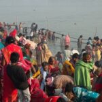 श्रद्धालुओं ने लगाई राप्ती नदी में लगाई आस्था की डुबकी, पूर्वजों को तर्पण भी किया